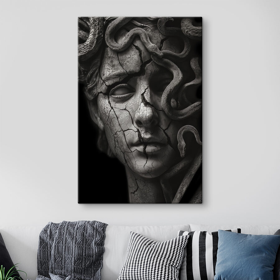 Statue d'une femme au visage fissuré et entouré de serpents.