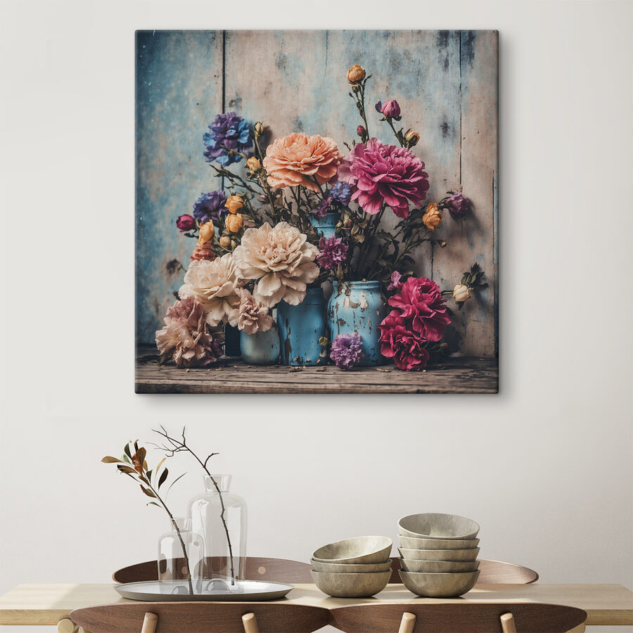 Groupe de fleurs colorées dans des vases bleus
