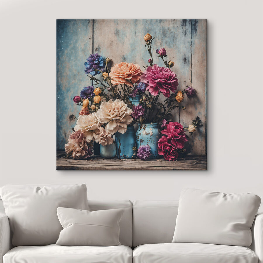 Groupe de fleurs colorées dans des vases bleus