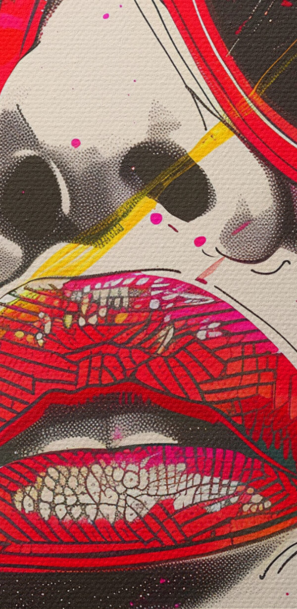 Une femme portant des lunettes de soleil et des lèvres Une femme portant des lunettes de soleil et des lèvres