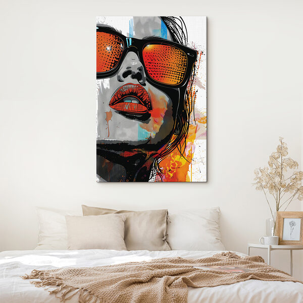 Une femme portant des lunettes de soleil et des lèvres Une femme portant des lunettes de soleil et des lèvres