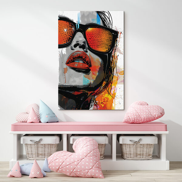 Une femme portant des lunettes de soleil et des lèvres Une femme portant des lunettes de soleil et des lèvres