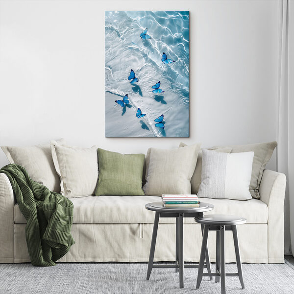 Groupe de papillons bleus flottant sur l'eau Groupe de papillons bleus flottant sur l'eau