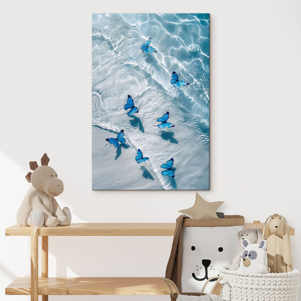 Groupe de papillons bleus flottant sur l'eau Groupe de papillons bleus flottant sur l'eau