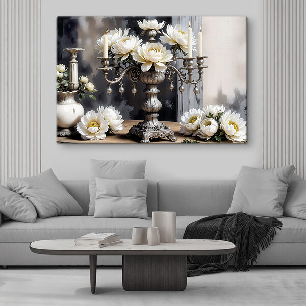 Un candélabre en argent avec des fleurs blanches Un candélabre en argent avec des fleurs blanches