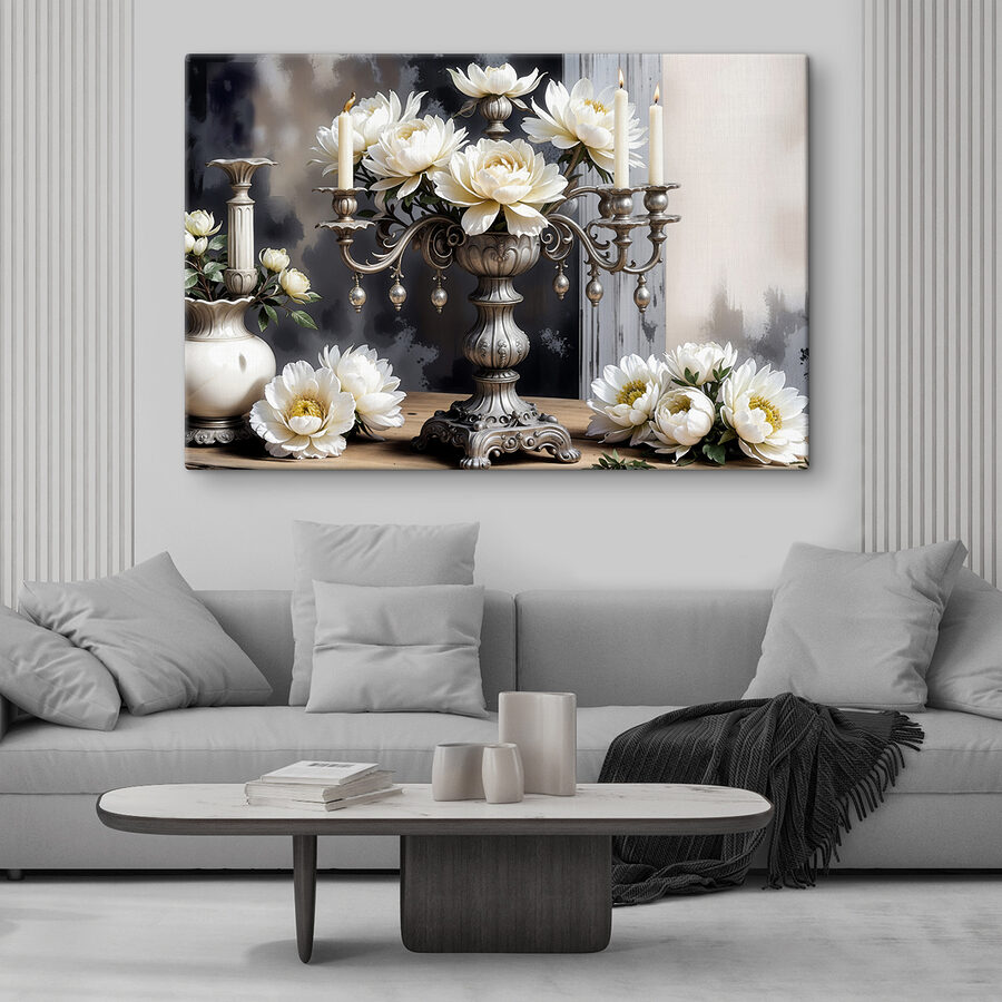 Un candélabre en argent avec des fleurs blanches Un candélabre en argent avec des fleurs blanches
