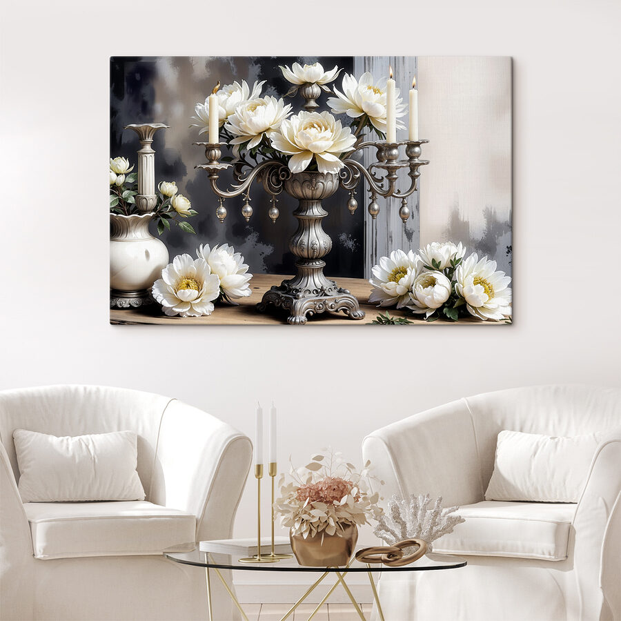 Un candélabre en argent avec des fleurs blanches Un candélabre en argent avec des fleurs blanches