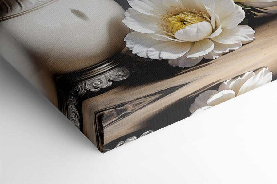 Un candélabre en argent avec des fleurs blanches Un candélabre en argent avec des fleurs blanches