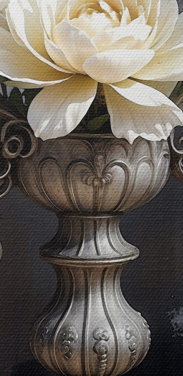 Un candélabre en argent avec des fleurs blanches Un candélabre en argent avec des fleurs blanches