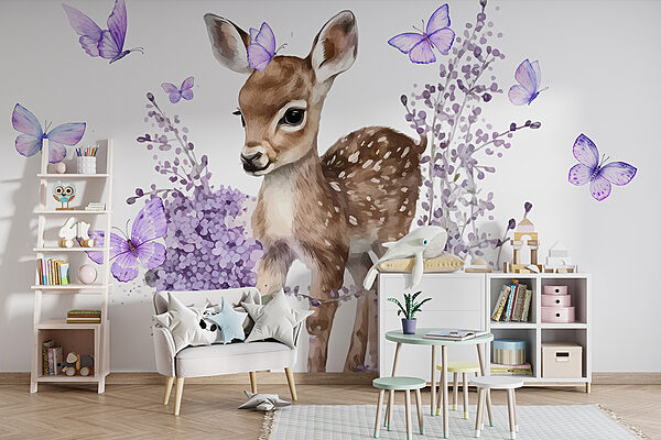 Bébé cerf entouré de fleurs violettes Bébé cerf entouré de fleurs violettes