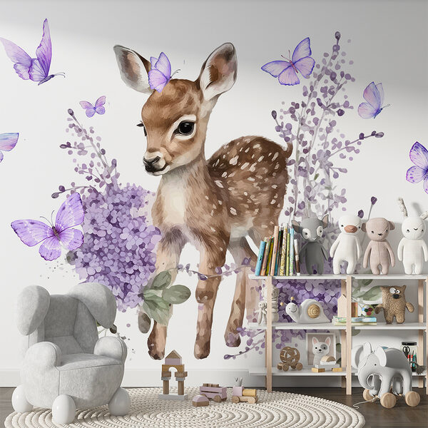 Bébé cerf entouré de fleurs violettes Bébé cerf entouré de fleurs violettes