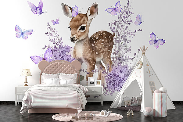Bébé cerf entouré de fleurs violettes Bébé cerf entouré de fleurs violettes