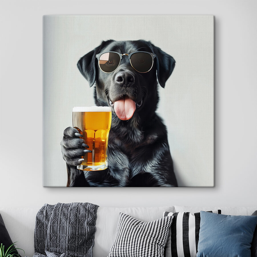Chien portant des lunettes de soleil et tenant un verre de bière
