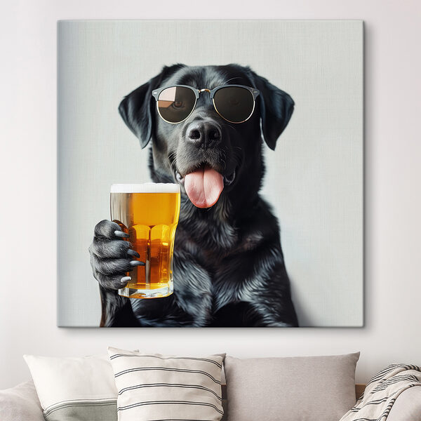 Chien portant des lunettes de soleil et tenant un verre de bière Chien portant des lunettes de soleil et tenant un verre de bière