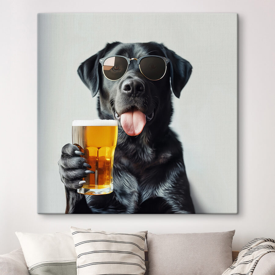 Chien portant des lunettes de soleil et tenant un verre de bière