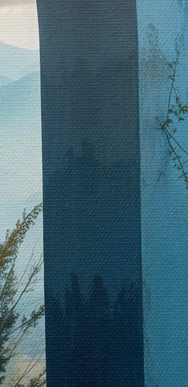 Vue d'un paysage à travers une fenêtre Vue d'un paysage à travers une fenêtre