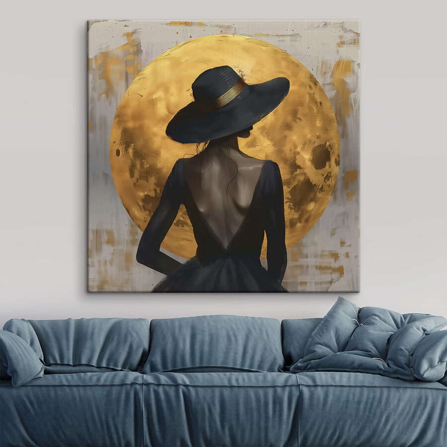 Femme en robe noire et chapeau