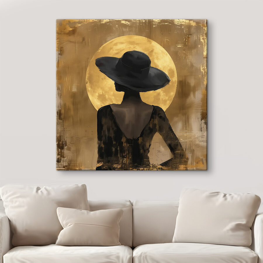 Femme en robe noire et chapeau