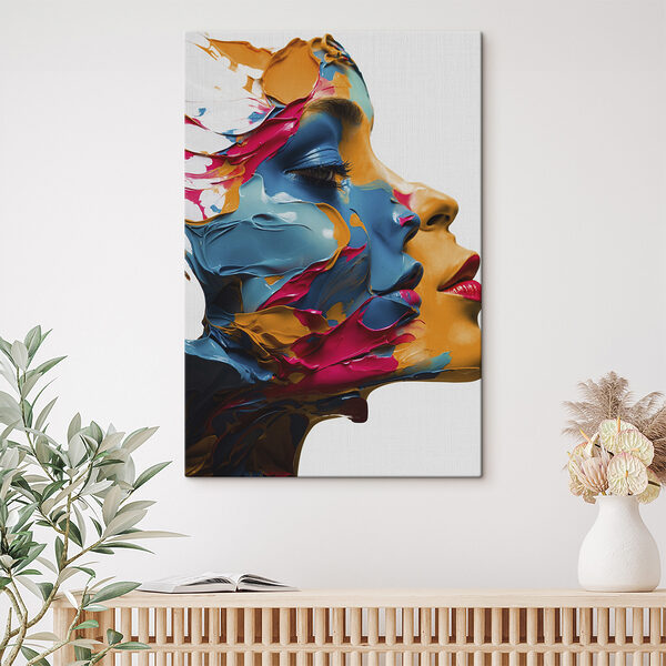 Femme avec de la peinture sur le visage Femme avec de la peinture sur le visage