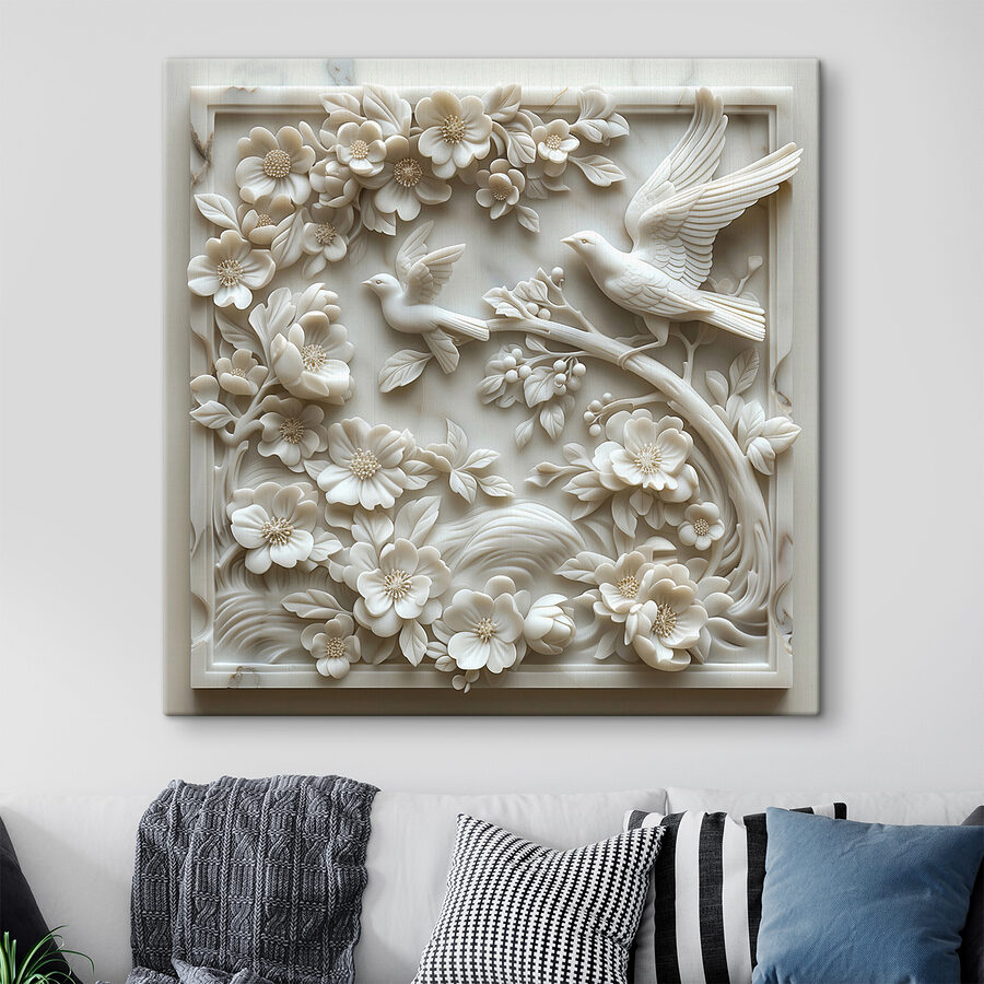 Sculpture blanche d'oiseaux et de fleurs
