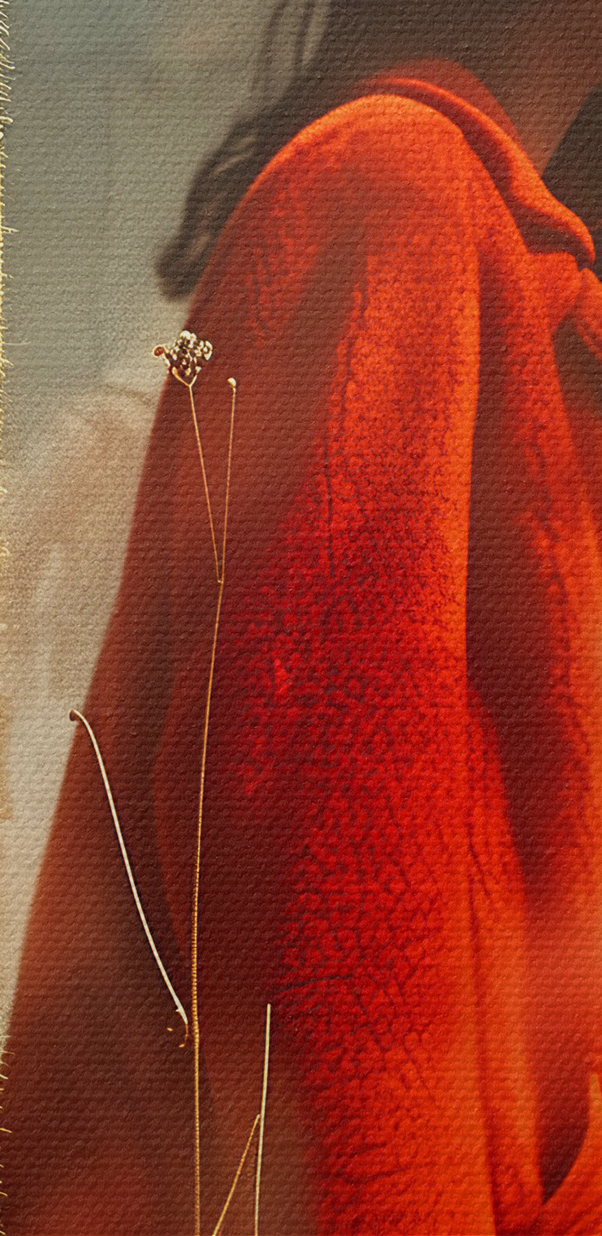 Femme en manteau rouge avec une grande fleur