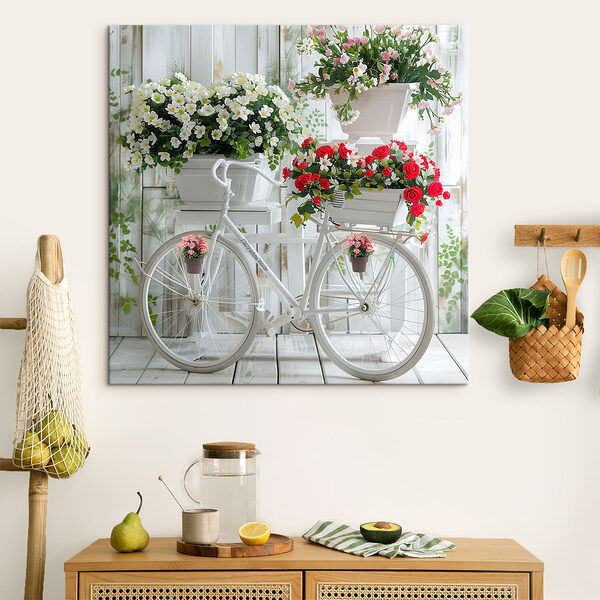 Vélo avec des fleurs dans des paniers Vélo avec des fleurs dans des paniers