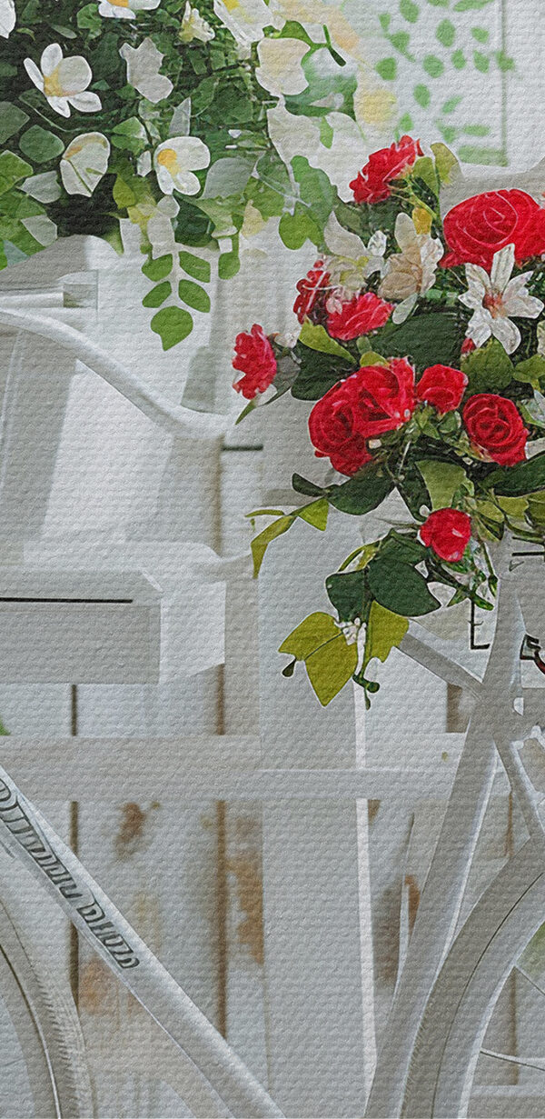 Vélo avec des fleurs dans des paniers Vélo avec des fleurs dans des paniers