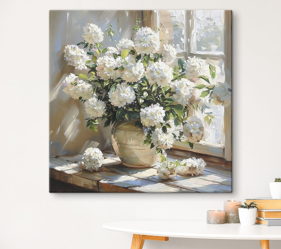 Vase de fleurs blanches devant une fenêtre