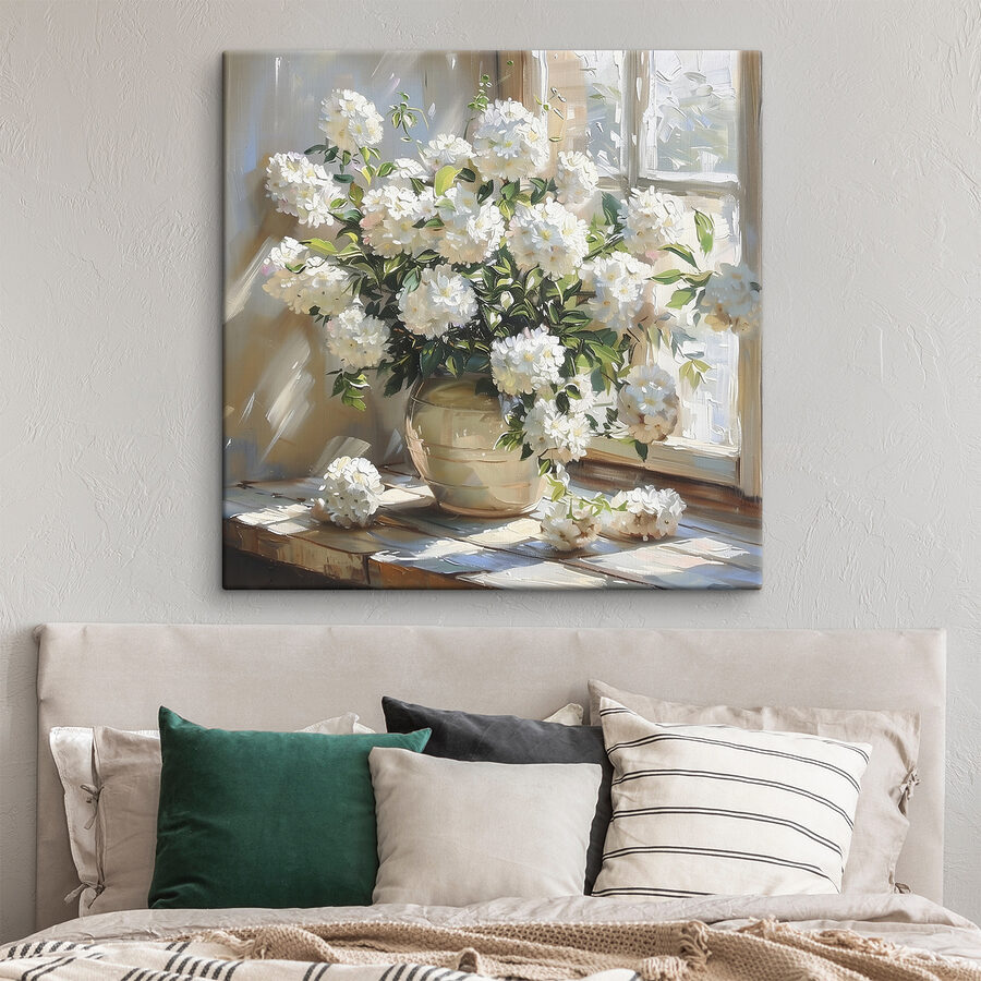 Vase de fleurs blanches devant une fenêtre