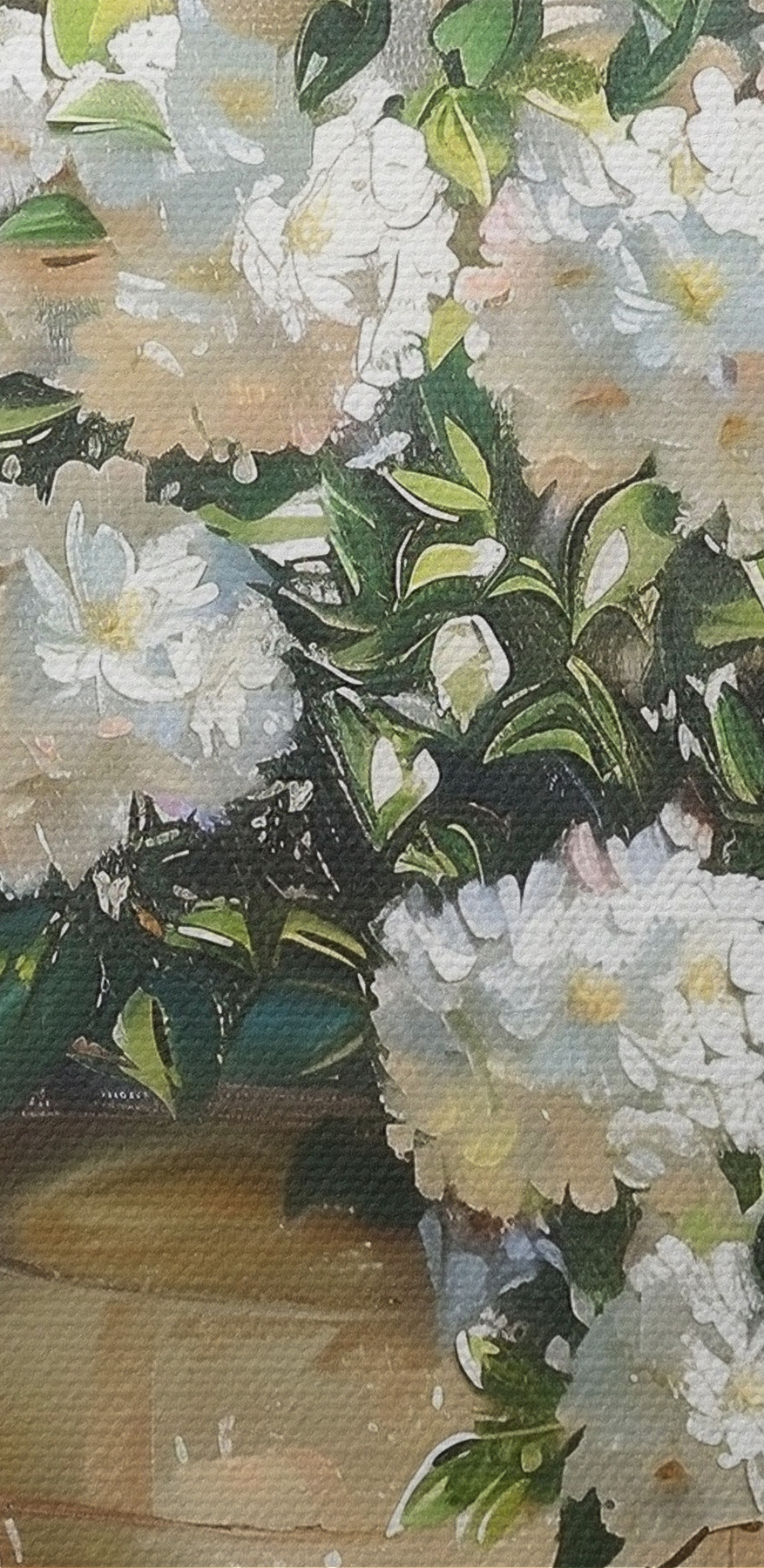 Vase de fleurs blanches devant une fenêtre