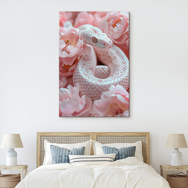Serpent blanc dans des fleurs roses Serpent blanc dans des fleurs roses