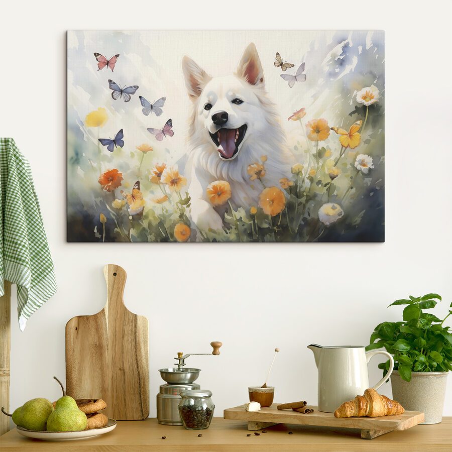 Chien blanc avec des papillons dans un champ de fleurs