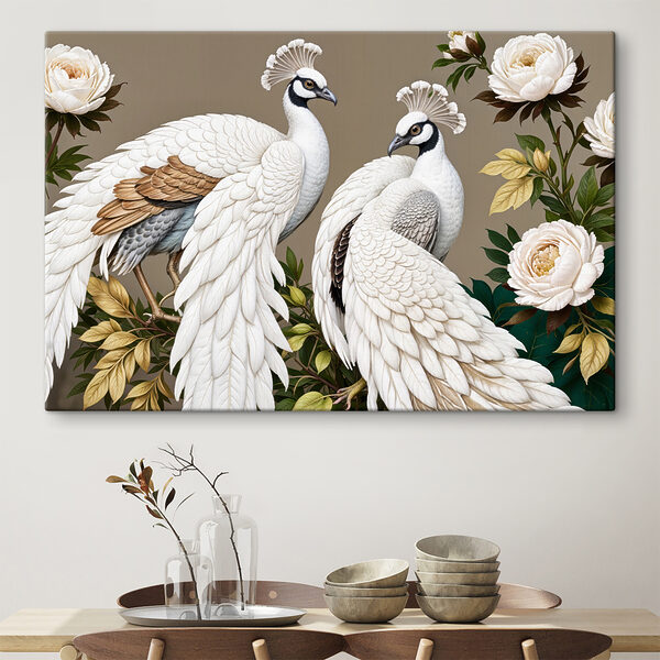 Couple de paons blancs sur une branche avec des fleurs Couple de paons blancs sur une branche avec des fleurs