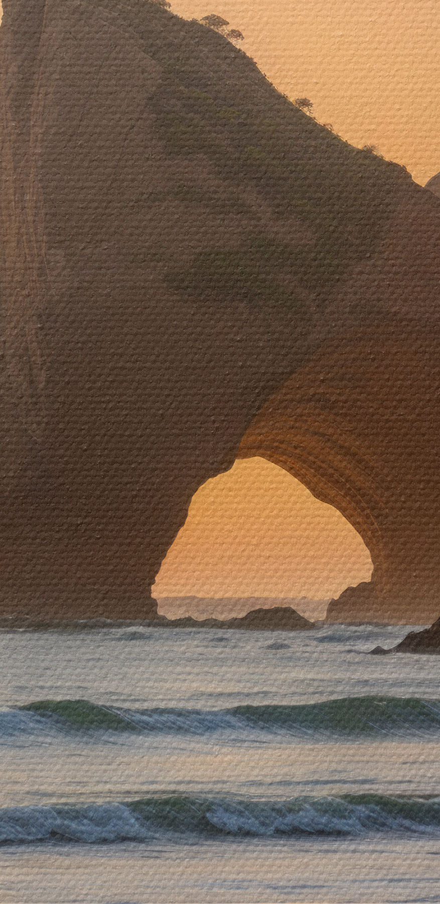 Coucher de soleil sur une plage avec des rochers et de l'eau Coucher de soleil sur une plage avec des rochers et de l'eau
