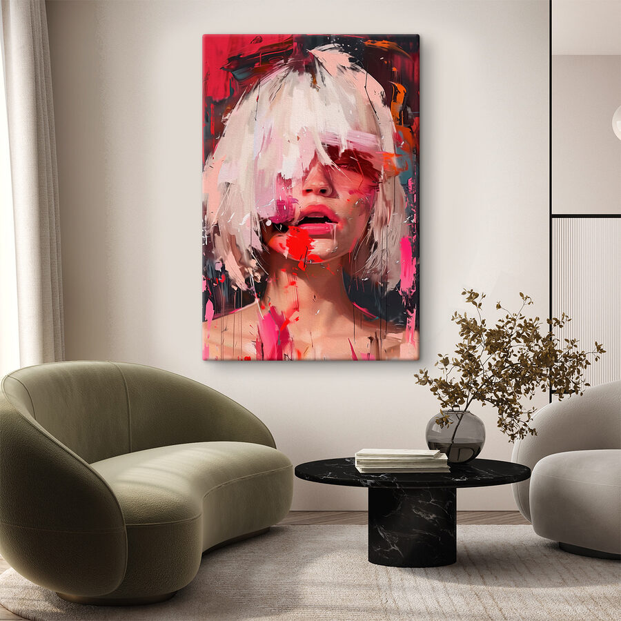 Femme aux cheveux blancs et à la peinture rose