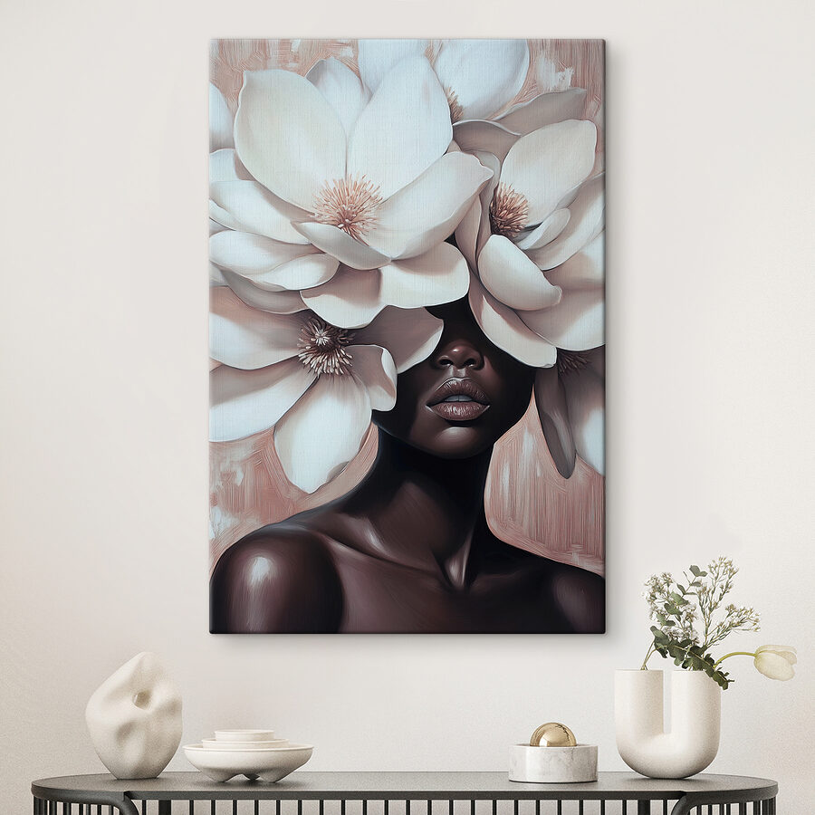 Femme avec des fleurs dans les cheveux