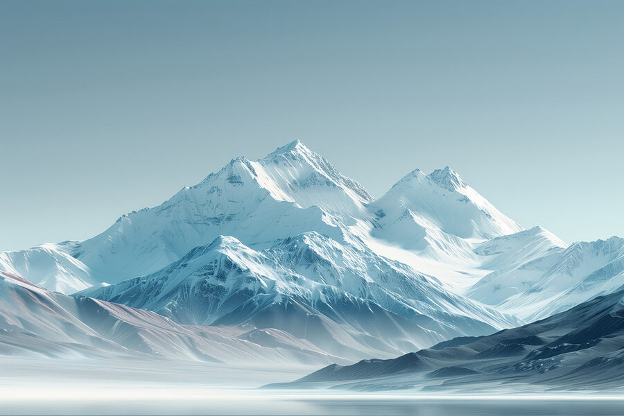 Chaîne de montagnes enneigées avec une étendue d'eau