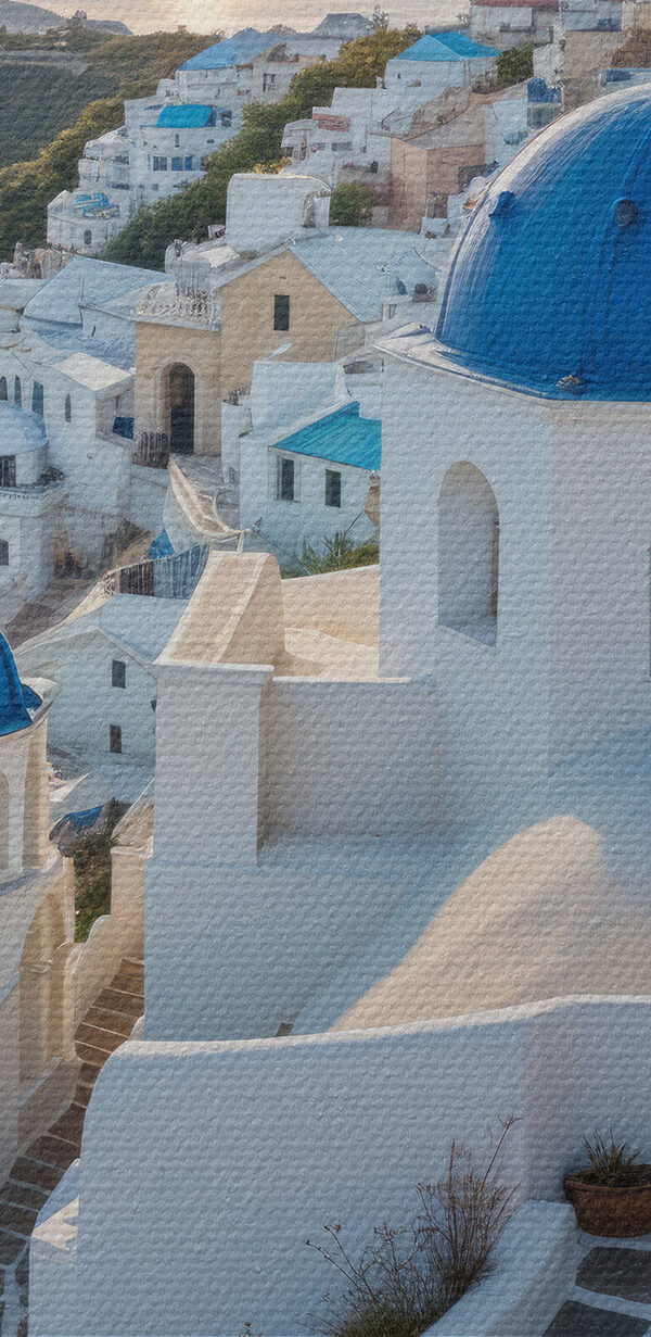 Bâtiments blancs avec des dômes bleus sur une colline avec un plan d'eau en arrière-plan Bâtiments blancs avec des dômes bleus sur une colline avec un plan d'eau en arrière-plan
