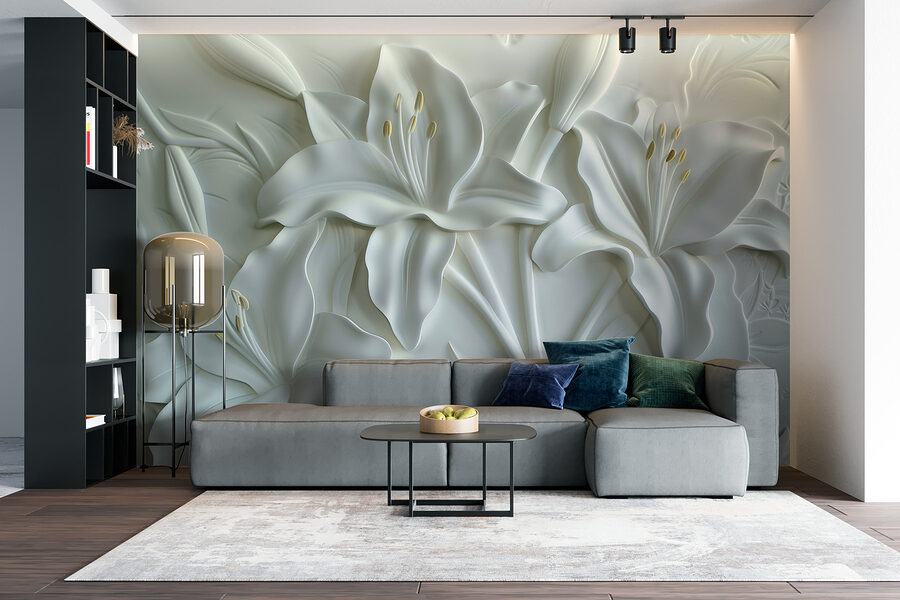 Sculpture de fleurs blanches sur un mur
