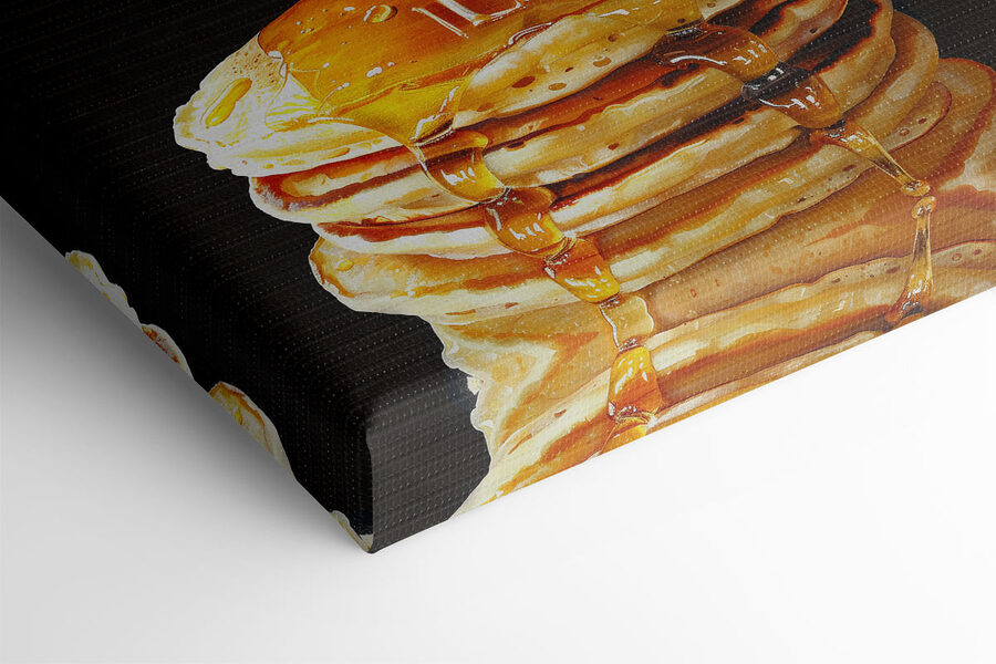 Pile de crêpes avec du miel coulant d'un bâton en bois Pile de crêpes avec du miel coulant d'un bâton en bois