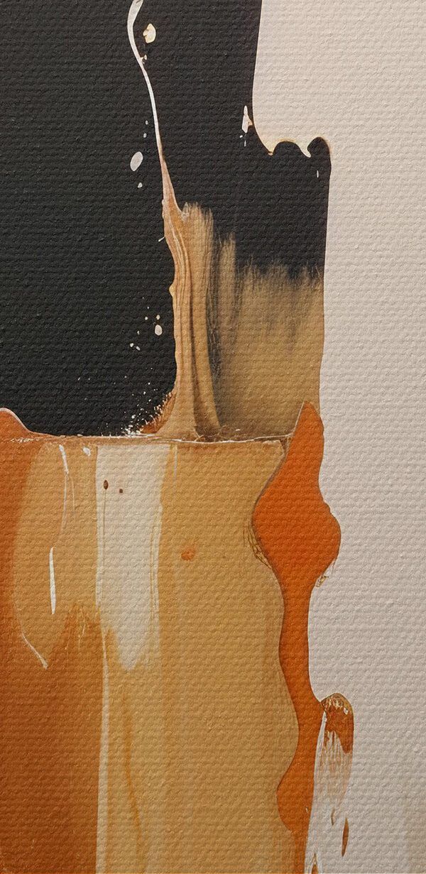 Peinture blanche et orange dégoulinant sur une surface noire Peinture blanche et orange dégoulinant sur une surface noire