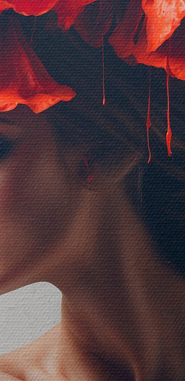 Femme avec des fleurs rouges sur la tête Femme avec des fleurs rouges sur la tête