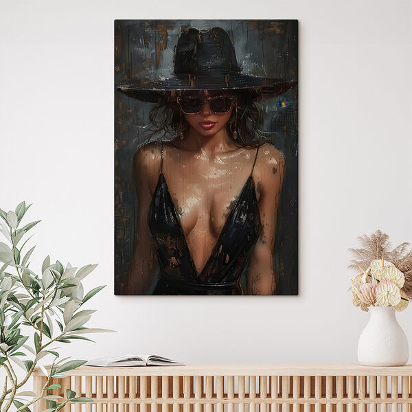 Femme portant un chapeau et des lunettes de soleil Femme portant un chapeau et des lunettes de soleil