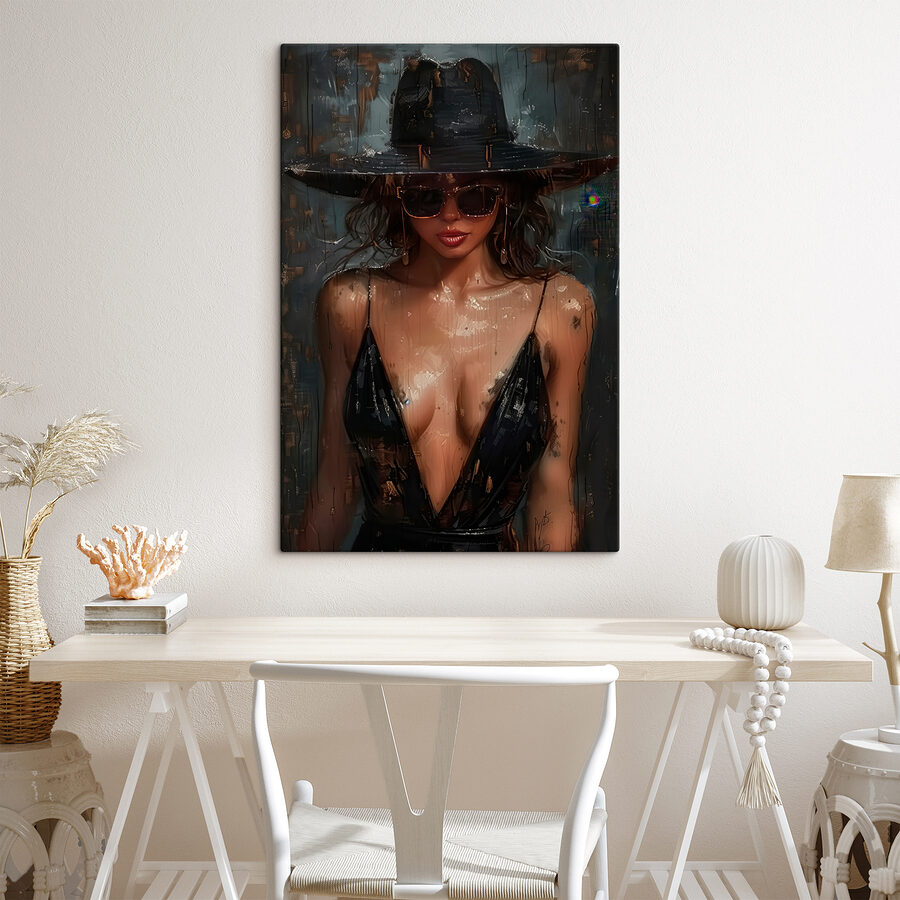 Femme portant un chapeau et des lunettes de soleil