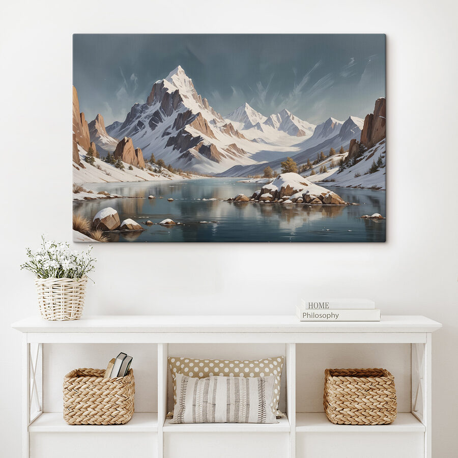 Chaîne de montagnes enneigées avec un lac
