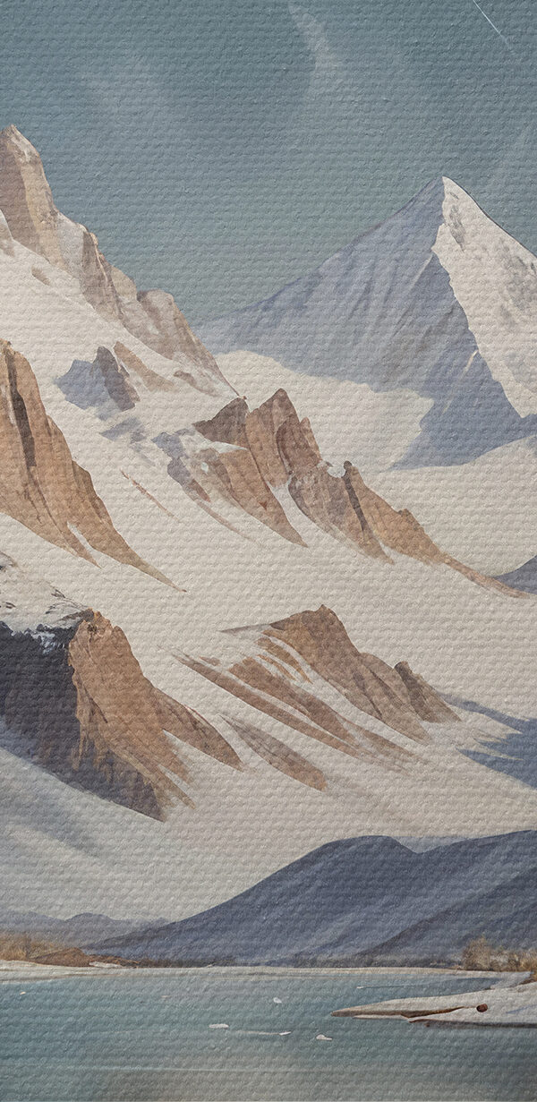 Chaîne de montagnes enneigées avec un lac Chaîne de montagnes enneigées avec un lac