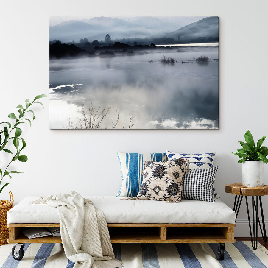 Paysage brumeux avec montagnes et eau
