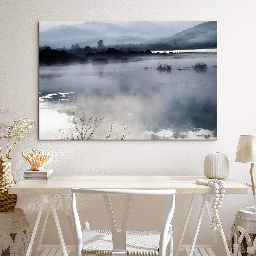 Paysage brumeux avec montagnes et eau