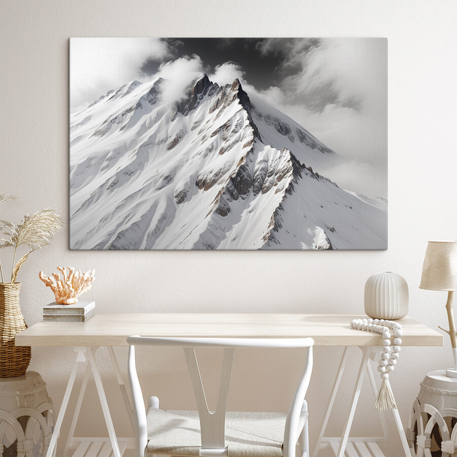 Montagne avec neige et nuages Montagne avec neige et nuages