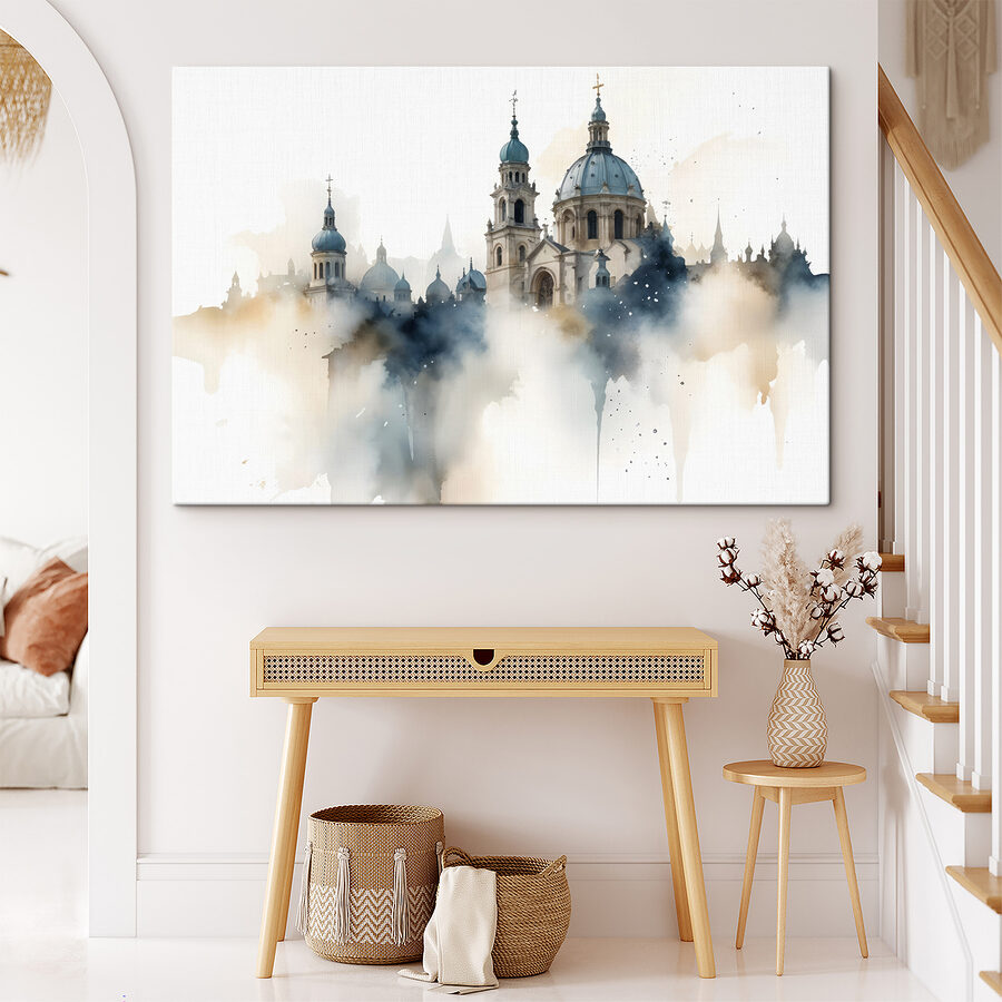 Bâtiment avec dômes et ciel blanc